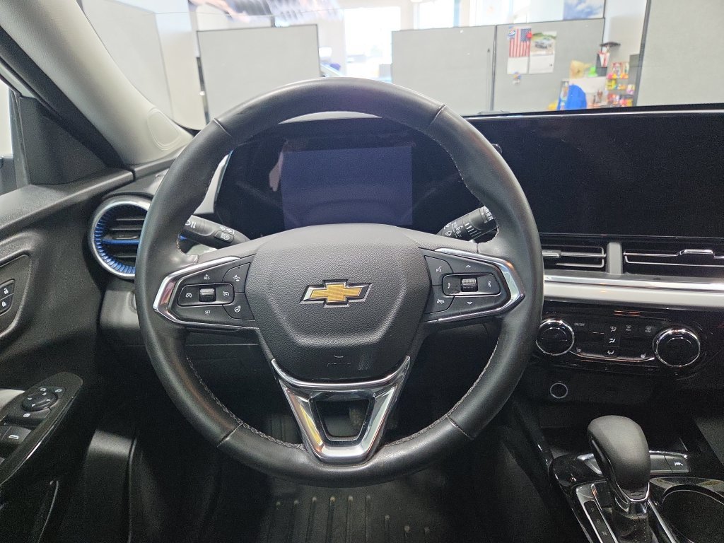 Used 2025 Chevrolet Trax LT w/ LT Convenience Package FWD image 23