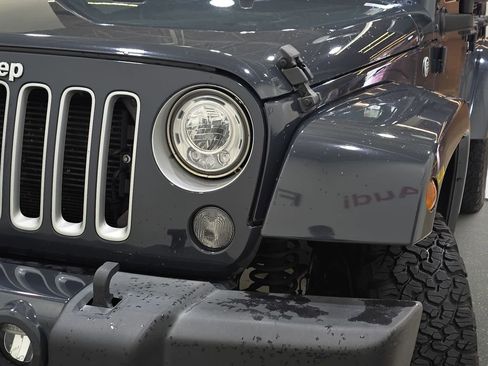 Used 2017 Jeep Wrangler Unlimited Sahara w/ Connectivity Group AWD/4WD image 28