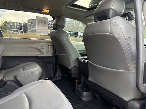 Used 2021 Toyota Sienna XLE image 28