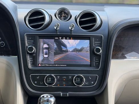 Used 2019 Bentley Bentayga image 48