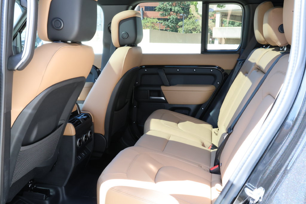 New 2026 Land Rover Defender 110 X-Dynamic SE AWD/4WD image 31