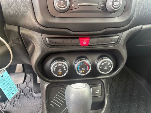 Used 2015 Jeep Renegade Latitude FWD image 23