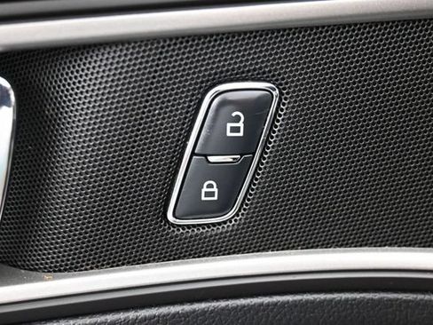 Used 2018 Ford Explorer XLT w/ Equipment Group 202A FWD image 15