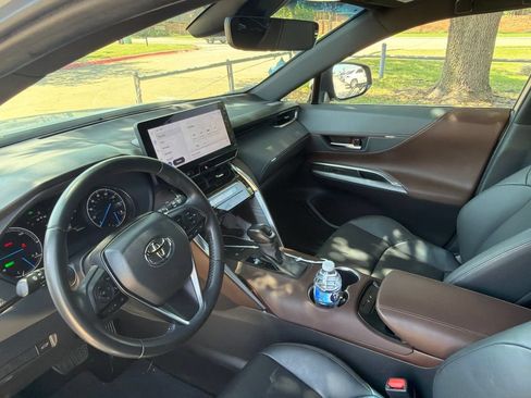 Used 2024 Toyota Venza XLE AWD/4WD image 16