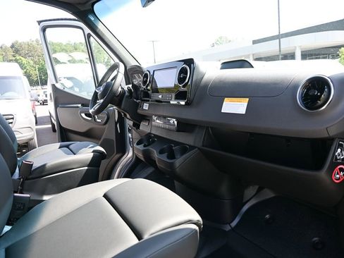 Used 2025 Mercedes-Benz Sprinter 2500 image 22