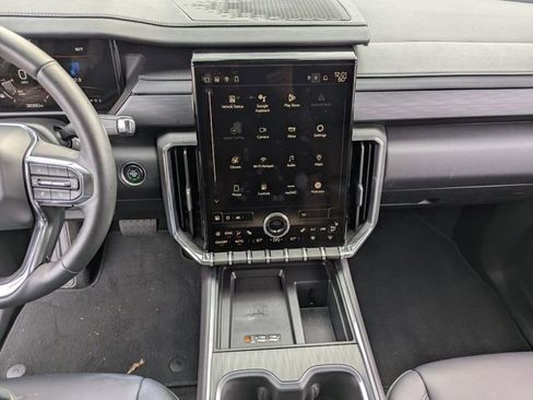 Used 2024 GMC Acadia Elevation image 18