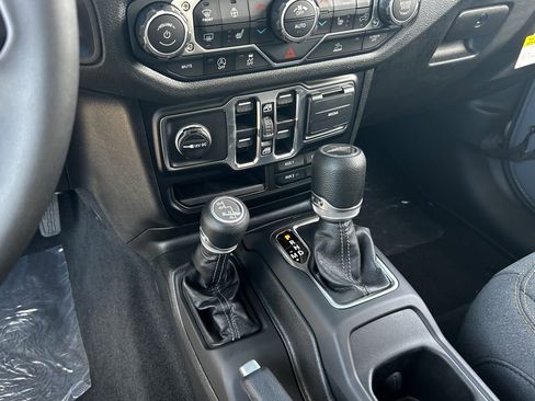 New 2025 Jeep Gladiator Sport image 19