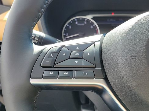 Used 2025 Nissan Sentra SV w/ SV Premium Package FWD image 18