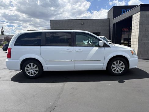 Used 2014 Chrysler Town & Country Touring FWD image 3