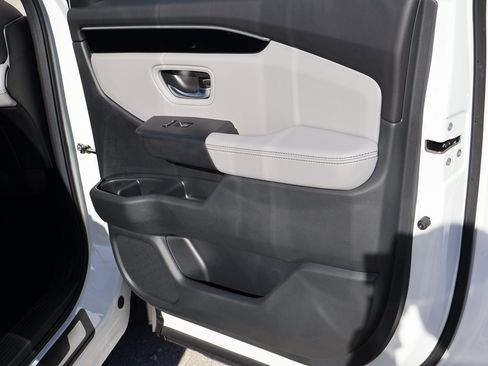 New 2025 Honda Pilot Touring image 11