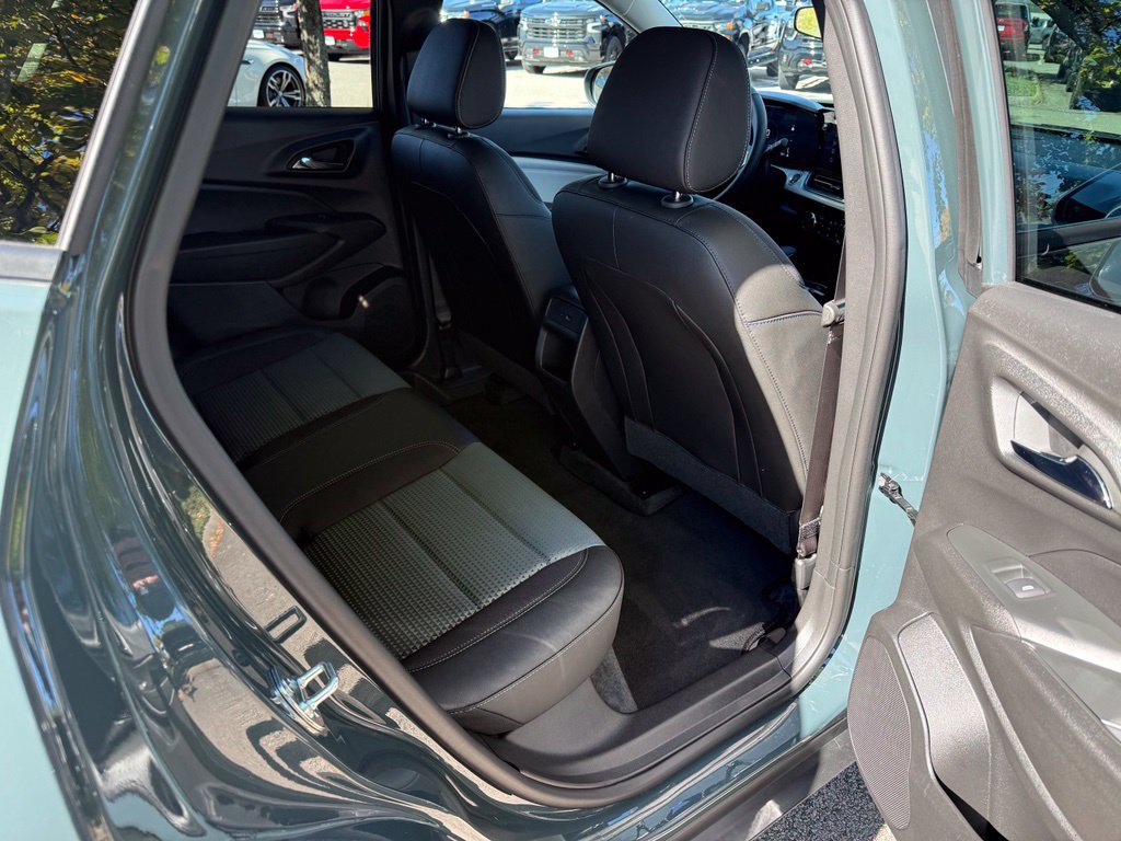 Used 2026 Chevrolet Trax LT w/ LT Convenience Package FWD image 14