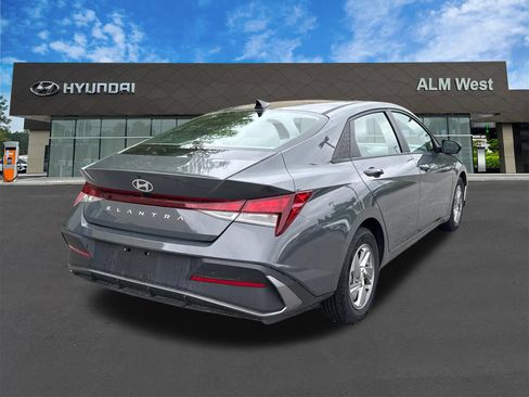 Used 2024 Hyundai Elantra SE FWD image 5