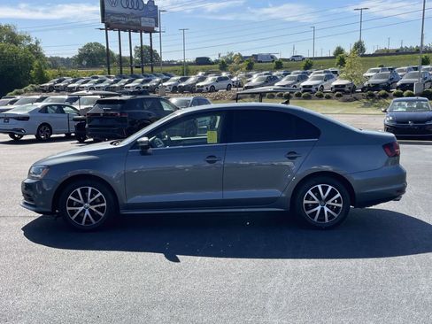Used 2017 Volkswagen Jetta SE image 4