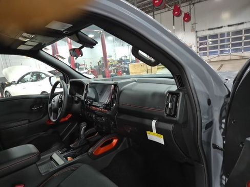 Used 2025 Nissan Frontier PRO-4X image 13