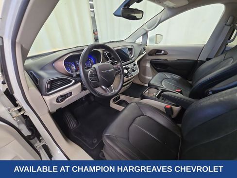 Used 2017 Chrysler Pacifica Touring-L w/ 13 Speaker Alpine Sound Group image 14