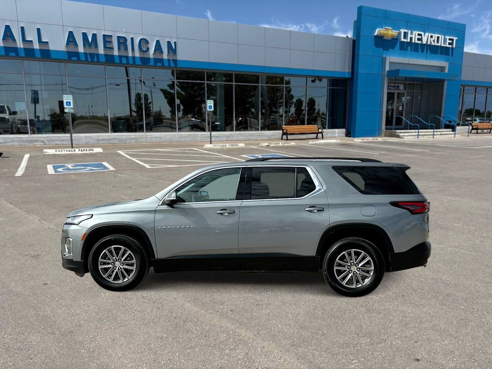 Used 2023 Chevrolet Traverse LT FWD image 5