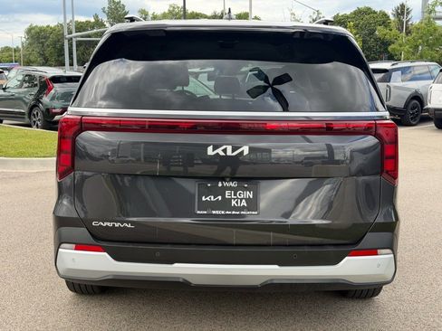 Used 2025 Kia Carnival EX FWD image 4