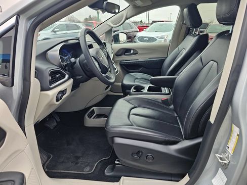 Used 2024 Chrysler Pacifica Touring-L FWD image 15