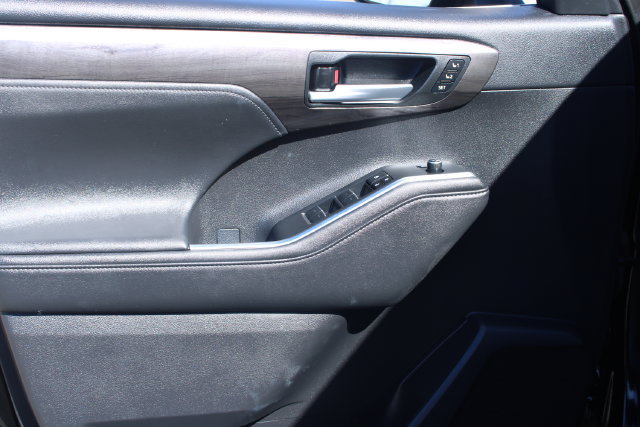 Used 2023 Toyota Highlander Limited FWD image 10