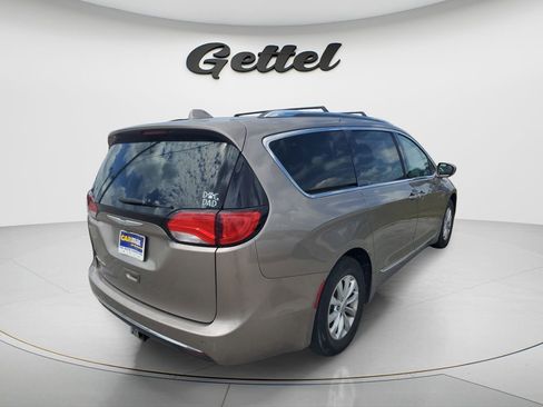 Used 2018 Chrysler Pacifica Touring-L Plus FWD image 3