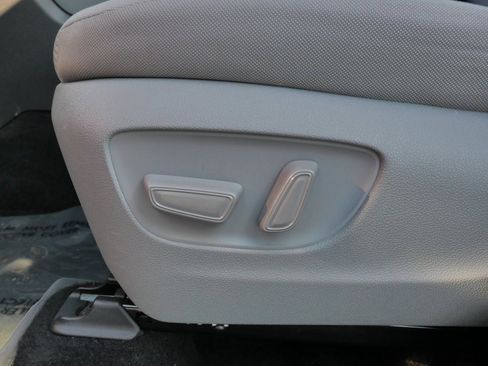 Used 2021 Toyota Highlander LE image 22