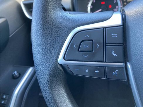 Used 2023 Toyota Highlander L image 17