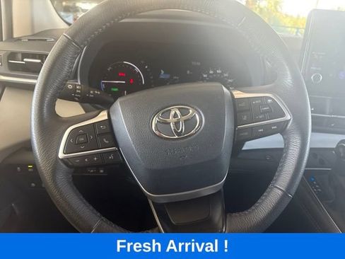 Used 2026 Toyota Sienna XLE FWD image 7