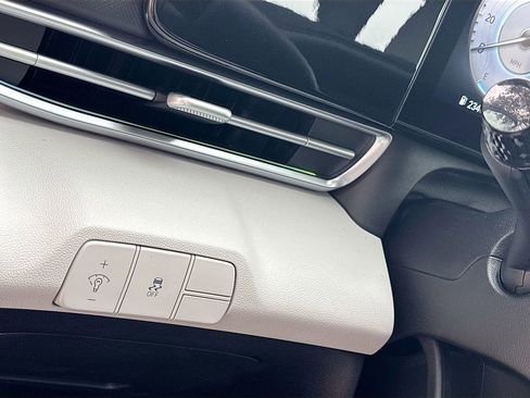 Used 2025 Hyundai Elantra Limited image 10