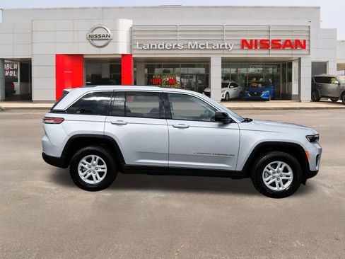 Used 2023 Jeep Grand Cherokee Laredo image 2