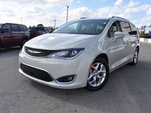 Used 2020 Chrysler Pacifica Touring-L Plus w/ Tire & Wheel Group image 5