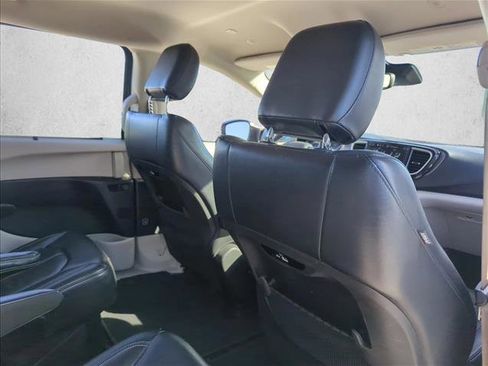 Used 2022 Chrysler Pacifica Touring-L image 18