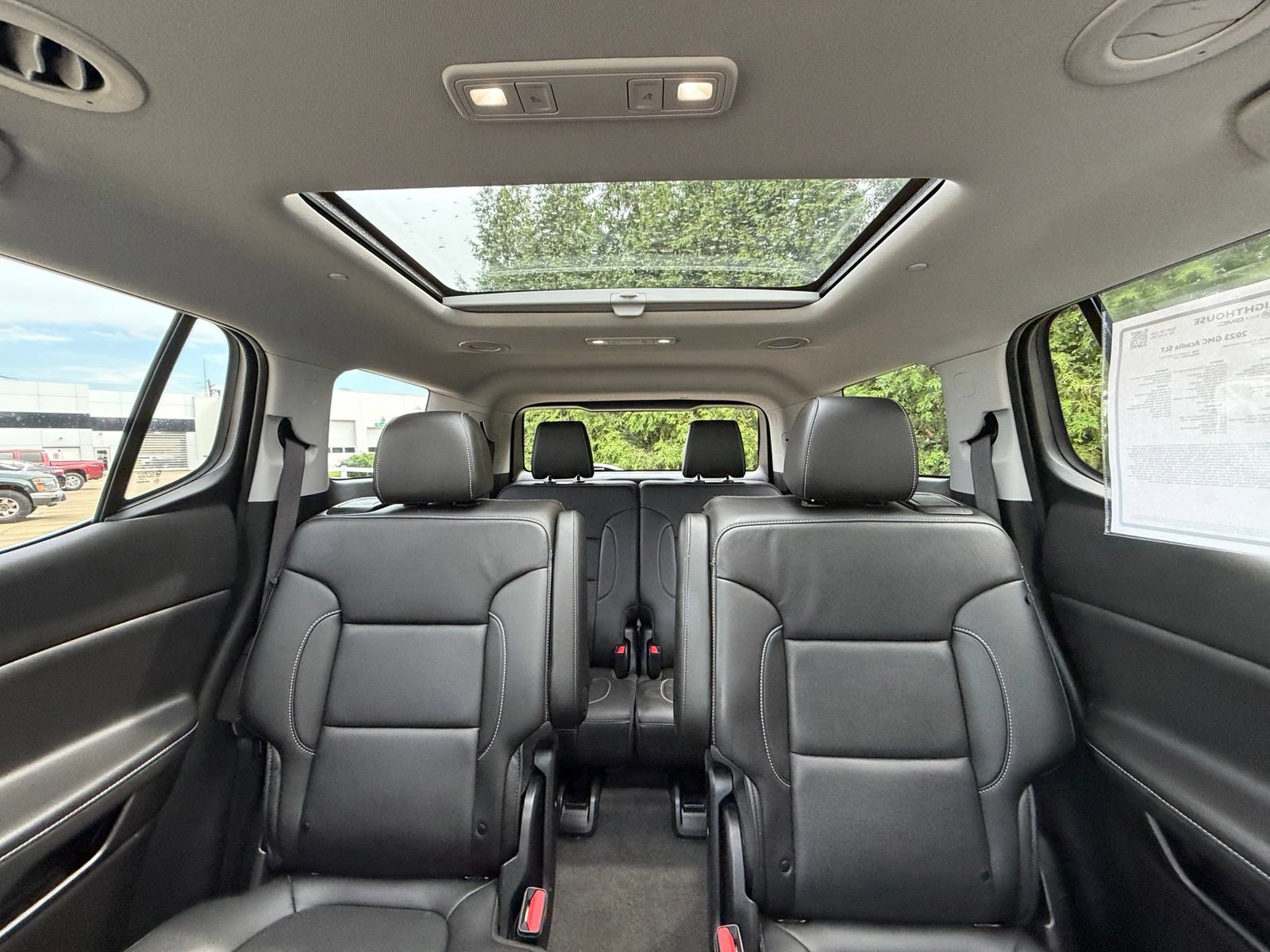 Used 2023 GMC Acadia SLT w/ Technology Package AWD/4WD image 3