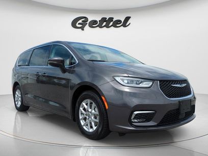 Used 2023 Chrysler Pacifica Touring-L