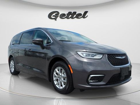 Used 2023 Chrysler Pacifica Touring-L FWD image 3