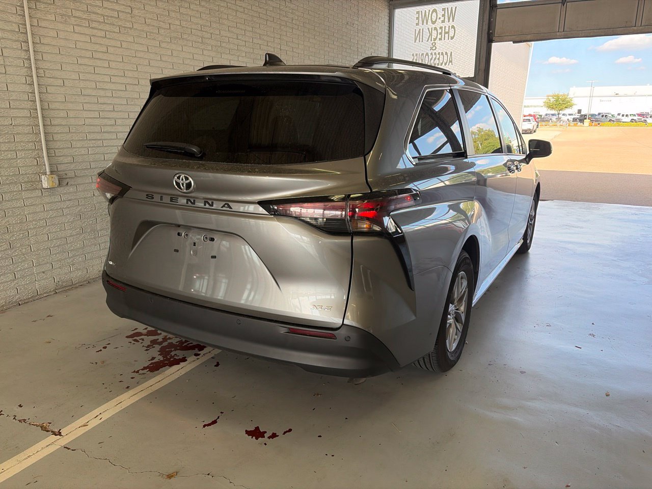 Used 2026 Toyota Sienna XLE FWD image 3