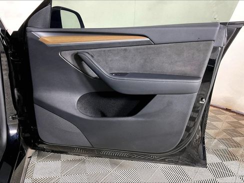 Used 2022 Tesla Model Y Long Range AWD/4WD image 23