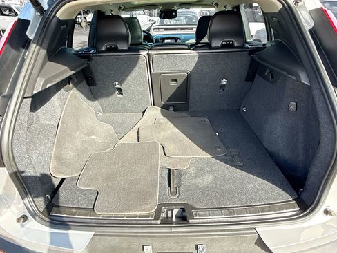 Used 2023 Volvo XC40 B5 Plus image 30