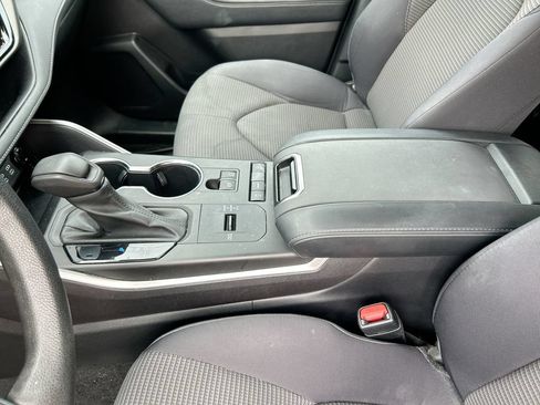 Used 2022 Toyota Highlander L FWD image 16