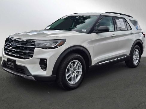 Used 2025 Ford Explorer Active w/ Active Comfort Package RWD image 7