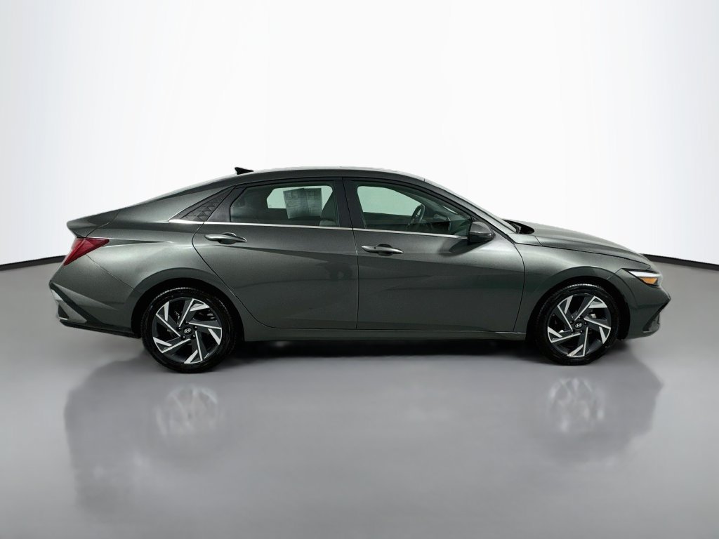 Used 2025 Hyundai Elantra SEL FWD image 9