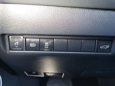 Used 2023 Toyota Venza LE image 27