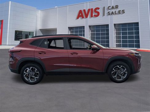 Used 2025 Chevrolet Trax LT w/ LT Convenience Package image 5