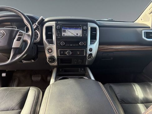 Used 2018 Nissan Titan SL image 11