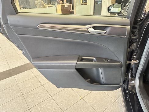 Used 2017 Ford Fusion SE w/ Fusion SE Technology Package image 26