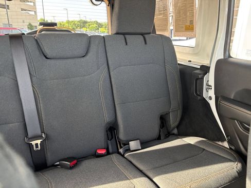 Used 2025 Jeep Wrangler Unlimited Sahara AWD/4WD image 36