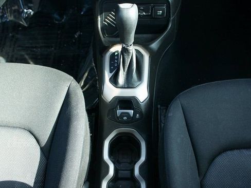 Used 2016 Jeep Renegade Latitude w/ Cold Weather Group image 18