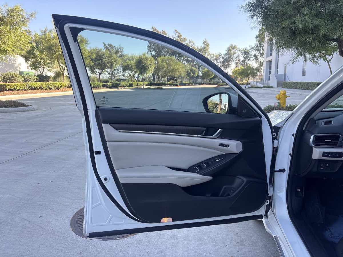 Used 2018 Honda Accord Touring image 17
