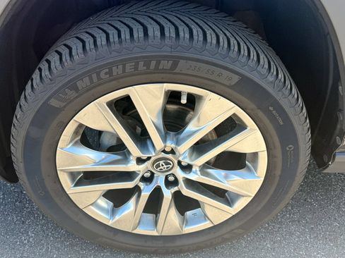 Used 2019 Toyota RAV4 Limited w/ Cold Weather Package AWD/4WD image 10