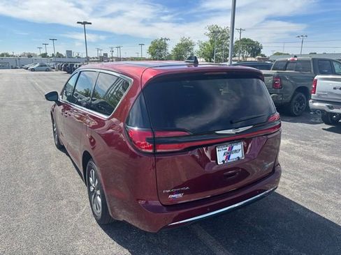 Used 2023 Chrysler Pacifica Touring-L FWD image 10