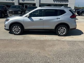 Used 2017 Nissan Rogue SV image 1